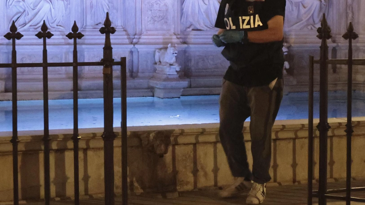 I rilievi effettuati dalla Polizia scientifica dopo l’ingresso dei quattro animalisti che hanno imbrattato l’acqua di Fonte Gaia I rilievi effettuati dalla Polizia scientifica dopo l’ingresso dei quattro animalisti che hanno imbrattato l’acqua di Fonte Gaia