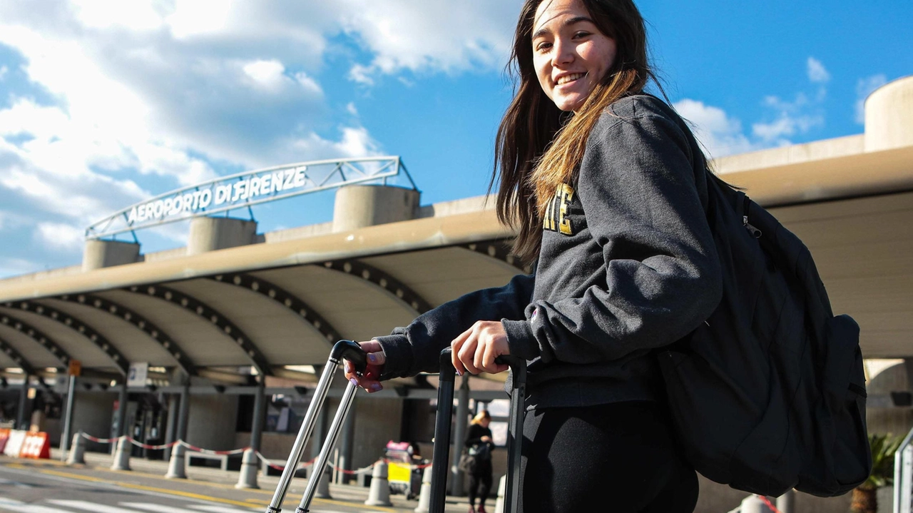 Una giovane viaggiatrice in arrivo all’aeroporto di Peretola