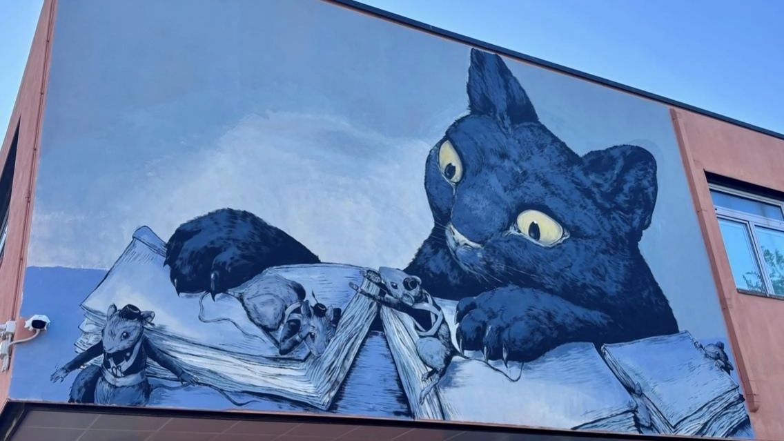 Il murale dedicato al gatto Bernardo all’istituto comprensivo Pasquini
