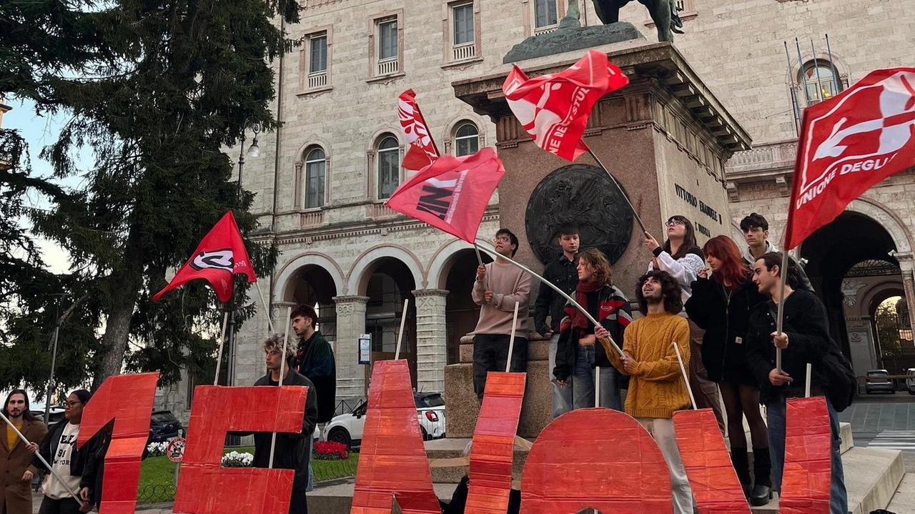 Gli studenti umbri protestano per tagli alla scuola, guerra e crisi climatica. Denunce sul precariato e smantellamento dell'Università. Gli studenti umbri protestano per tagli alla scuola, guerra e crisi climatica. Denunce sul precariato e smantellamento dell'Università.