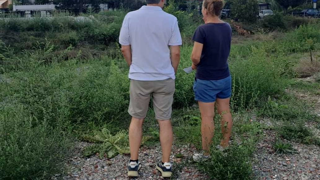 Il guado del torrente Calcandola viene utilizzato come passaggio dai pedoni dopo la chiusura del ponte su via Falcinello Il guado del torrente Calcandola viene utilizzato come passaggio dai pedoni dopo la chiusura del ponte su via Falcinello