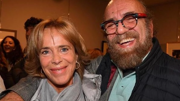 Oggi alle 18.30 l’ambasciatore Amref porta sul palco la sua "lettera d’amore" scritta con la moglie Paola Catella Oggi alle 18.30 l’ambasciatore Amref porta sul palco la sua "lettera d’amore" scritta con la moglie Paola Catella