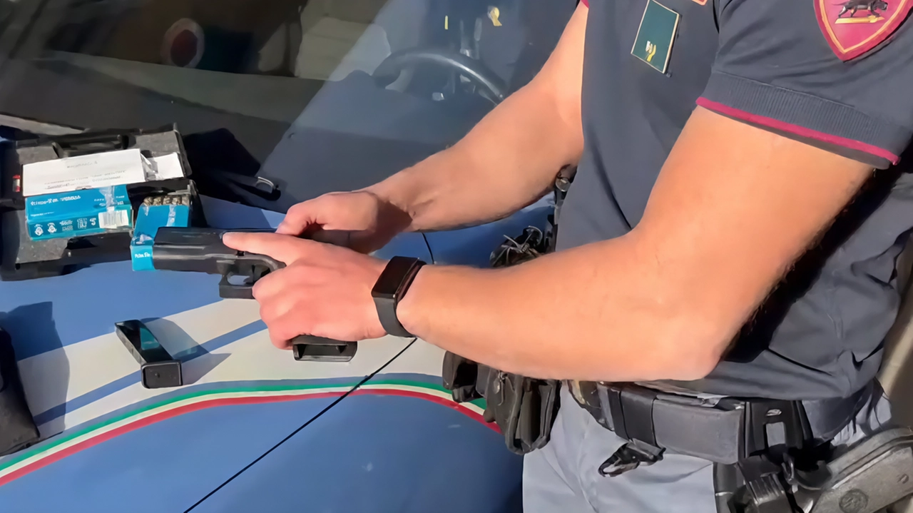 La pistola scacciacani, perfetta riproduzione di una Glock, sequestrata dopo la “bravata“ dei tre rumeni La pistola scacciacani, perfetta riproduzione di una Glock, sequestrata dopo la “bravata“ dei tre rumeni