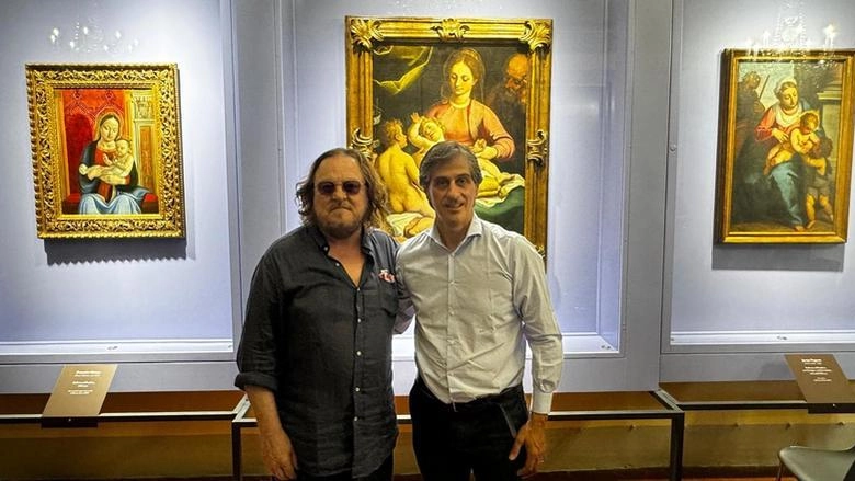 Il cantante Zucchero insieme al sindaco di Pontremoli Jacopo Ferri in visita alla mostra ‘Magnificat’ dove è esposta anche l’opera di Jacopo del Sellaio
