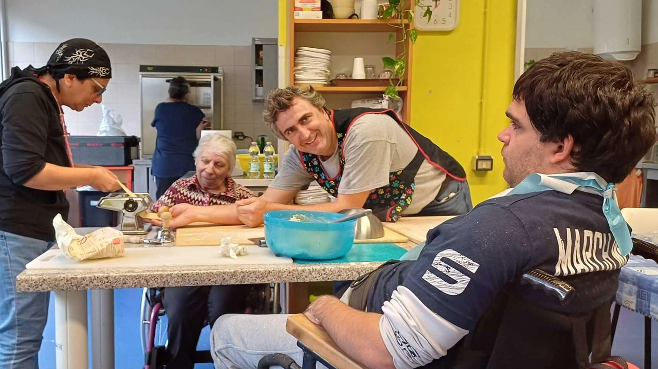 Immagine da un centro diurno, con ragazzi disabili seguiti mentre fanno attività (foto d’archivio) Immagine da un centro diurno, con ragazzi disabili seguiti mentre fanno attività (foto d’archivio)