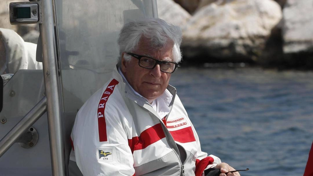Patrizio Bertelli, 78 anni, a bordo di Luna Rossa che tenta l’assalto all’America’s Cup Patrizio Bertelli, 78 anni, a bordo di Luna Rossa che tenta l’assalto all’America’s Cup