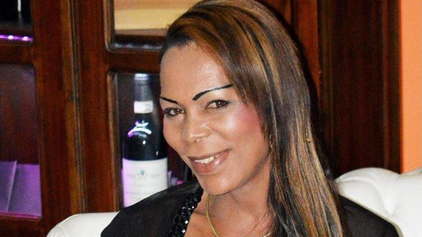 Mirella Souza aveva 54 anni: "Un’altra povera vittima di questo olio illegale". La denuncia di Regina Satariano, presidente consultorio Transgenere. . Mirella Souza aveva 54 anni: "Un’altra povera vittima di questo olio illegale". La denuncia di Regina Satariano, presidente consultorio Transgenere. .