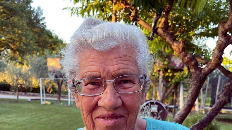 La celebre Nonna Iside di Bevagna è stata intervistata dalla tv svizzera per il suo successo sui social e la promozione delle tradizioni. Con migliaia di follower, punta ora a conquistare il pubblico elvetico. La celebre Nonna Iside di Bevagna è stata intervistata dalla tv svizzera per il suo successo sui social e la promozione delle tradizioni. Con migliaia di follower, punta ora a conquistare il pubblico elvetico.