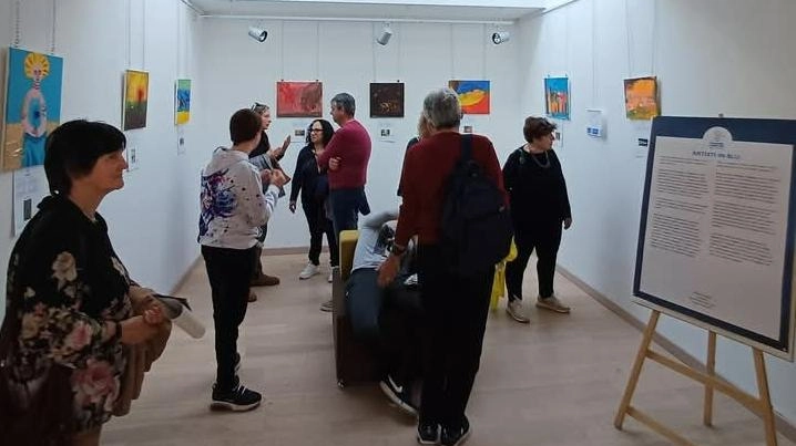 Ancora per alcuni giorni all’Accabì la mostra degli ‘Artisti in Blu’. Il linguaggio della pittura come strumento di inclusione e espressione dell’unicità di ciascuno
