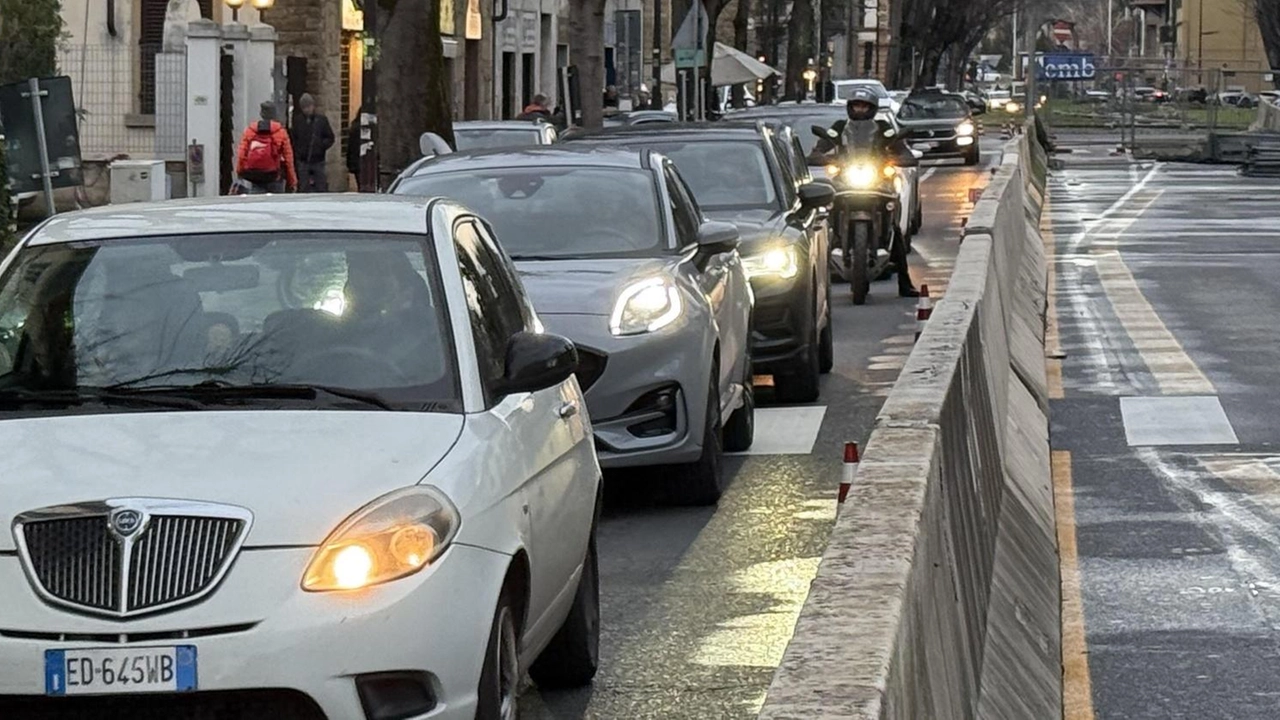 In poche ore gli operai hanno installato tutte le barriere di cemento sul viale Giannotti. . E intanto ci sono ingorghi al semaforo che regola l’uscita dal centro in direzione Giovine Italia.