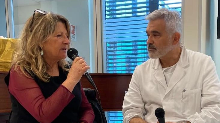 Angela Maria Fruzzetti dona 50 copie del suo libro 'La sciarpa rosa' all'Oncologia del Noa, portando un messaggio di speranza. Angela Maria Fruzzetti dona 50 copie del suo libro 'La sciarpa rosa' all'Oncologia del Noa, portando un messaggio di speranza.