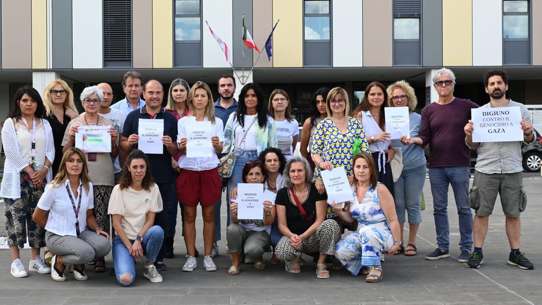 https://www.lanazione.it/image-service/view/acePublic/alias/contentid/MjdhNWQ4ZDQtMjRmMS00/0/gli-operatori-sanitari-che-hanno-aderito-alliniziativa-davanti-al-san-luca-alcide.jpeg?f=16:9&w=1200&h=630
