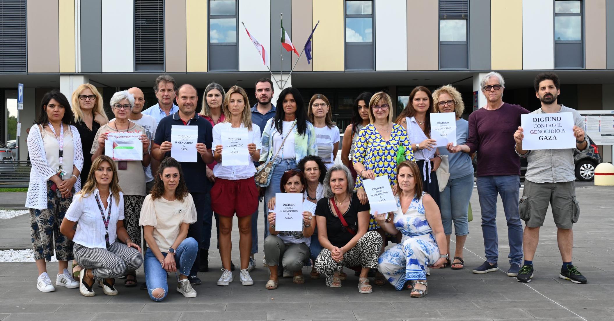 “Digiuniamo per Gaza“. La protesta dei sanitari all’ospedale San Luca