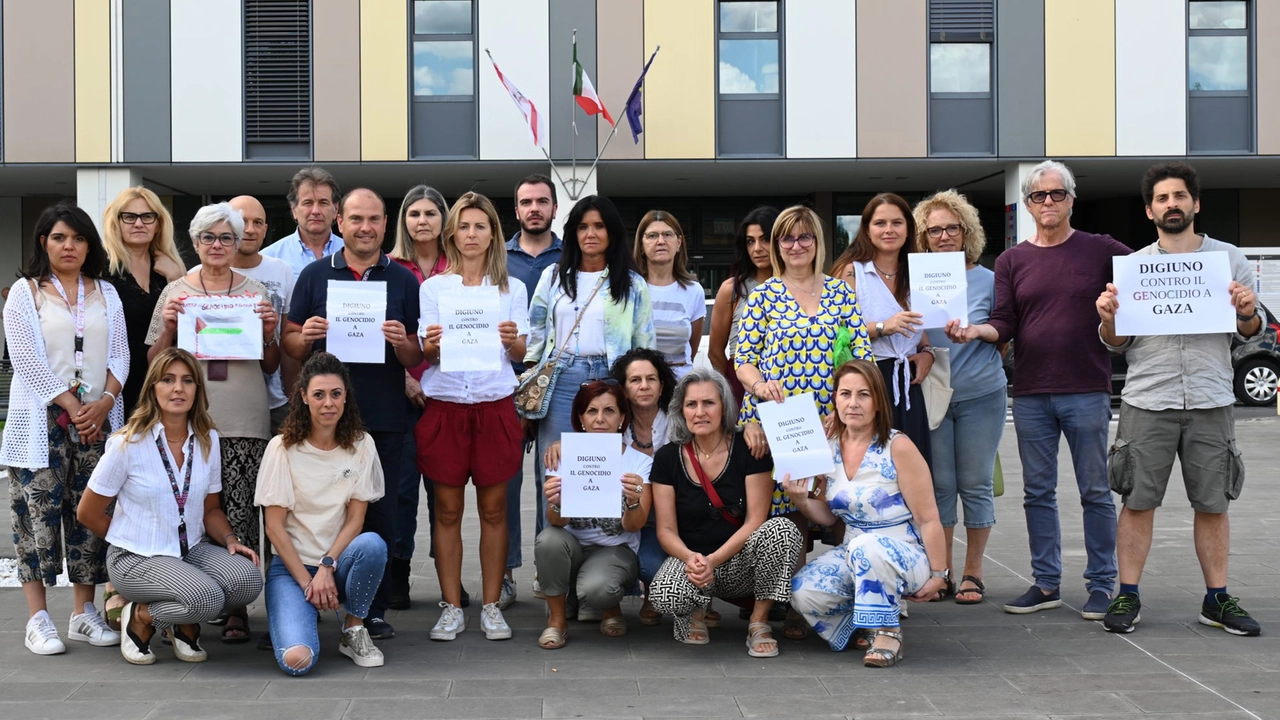 Gli operatori sanitari che hanno aderito all’iniziativa davanti al San Luca (Alcide)