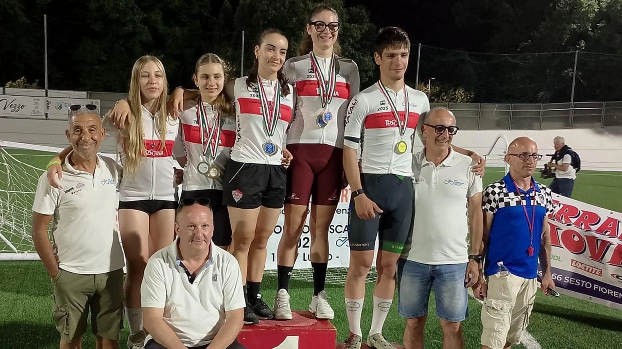 Alcuni dei campioni toscani su pista sul podio del velodromo delle Cascine Alcuni dei campioni toscani su pista sul podio del velodromo delle Cascine