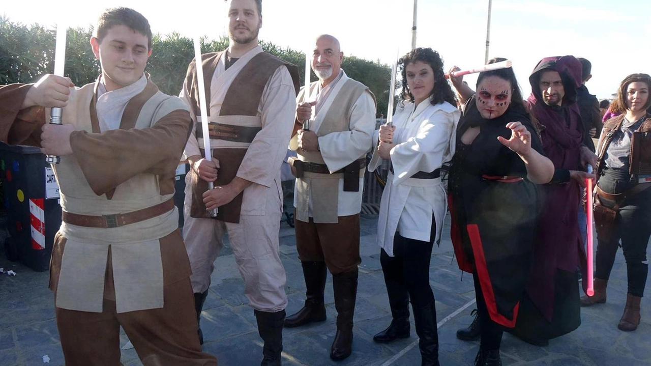 Anche i sindaci di Lucca e Viareggio si sono sfidati alla consolle. Parata di maschere... fuori stagione in una Passeggiata gremita.