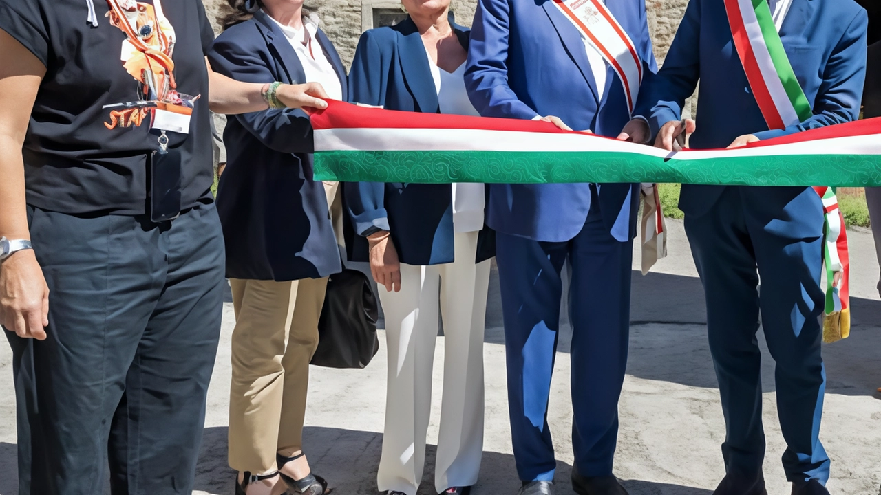 Il taglio del nastro con. il presidente della Regione Eugenio Giani, la presidente dell’associazione Biennale Maria Gemma Bendoni, il sindaco. Luca Santini e la presidente facente funzioni del Parco Claudia Mazzoli Il taglio del nastro con. il presidente della Regione Eugenio Giani, la presidente dell’associazione Biennale Maria Gemma Bendoni, il sindaco. Luca Santini e la presidente facente funzioni del Parco Claudia Mazzoli