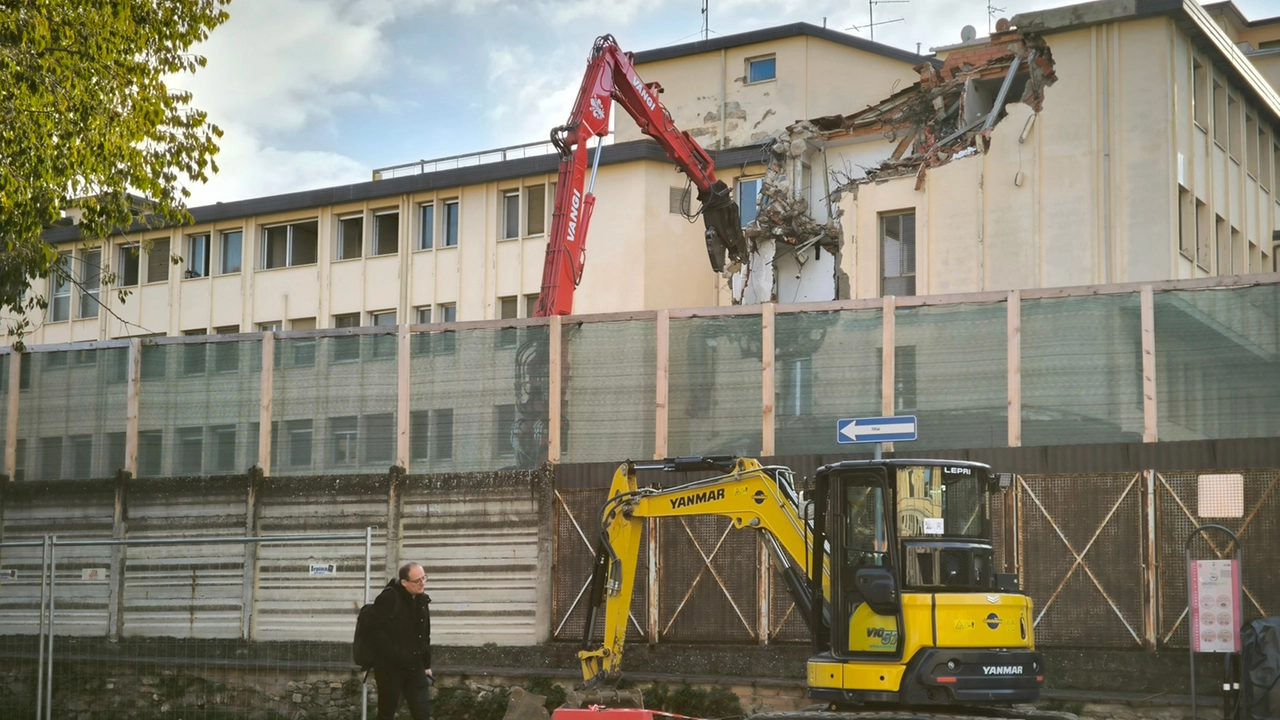 Uomini e mezzi al lavoro per la rimozione dell’immobile di via Petrarca Uomini e mezzi al lavoro per la rimozione dell’immobile di via Petrarca