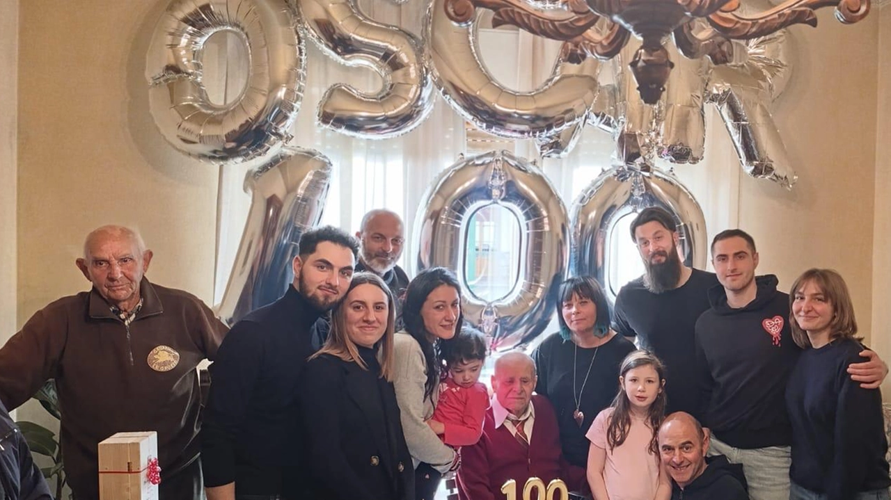 Oscar Pagnini festeggiato dai nipoti per i suoi 100 anni