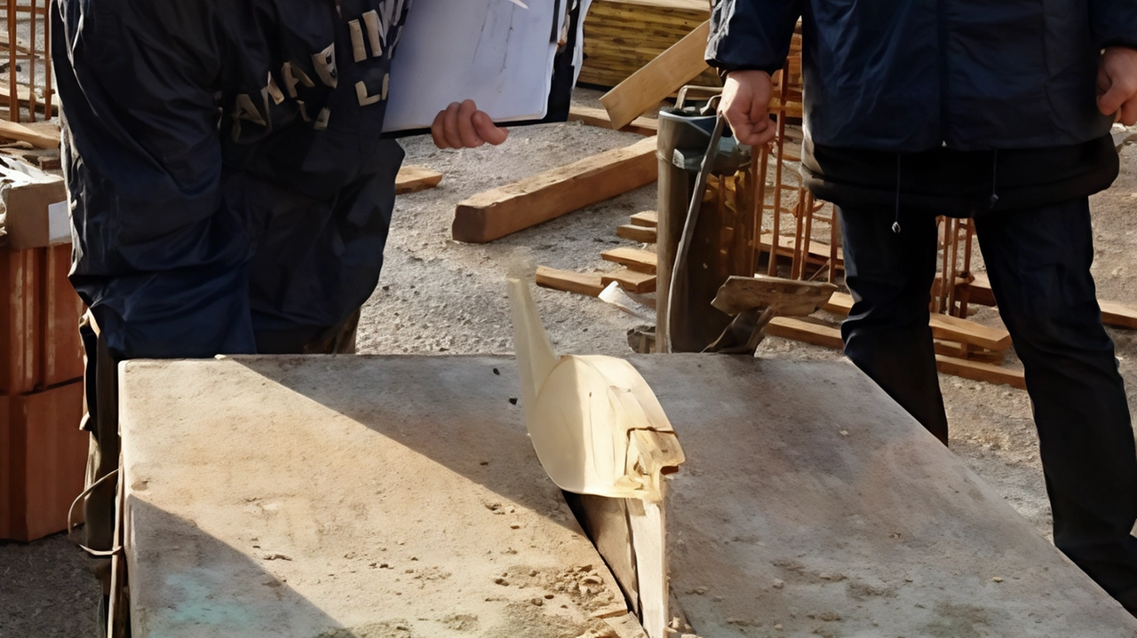 Giovedì mattina i militari della Compagnia di Bibbiena supportati da personale specializzato del Comando carabinieri Tutela del Lavoro- Nil (Nucleo Ispettorato del Lavoro) di Arezzo hanno condotto un’attività ispettiva nel cantiere Giovedì mattina i militari della Compagnia di Bibbiena supportati da personale specializzato del Comando carabinieri Tutela del Lavoro- Nil (Nucleo Ispettorato del Lavoro) di Arezzo hanno condotto un’attività ispettiva nel cantiere