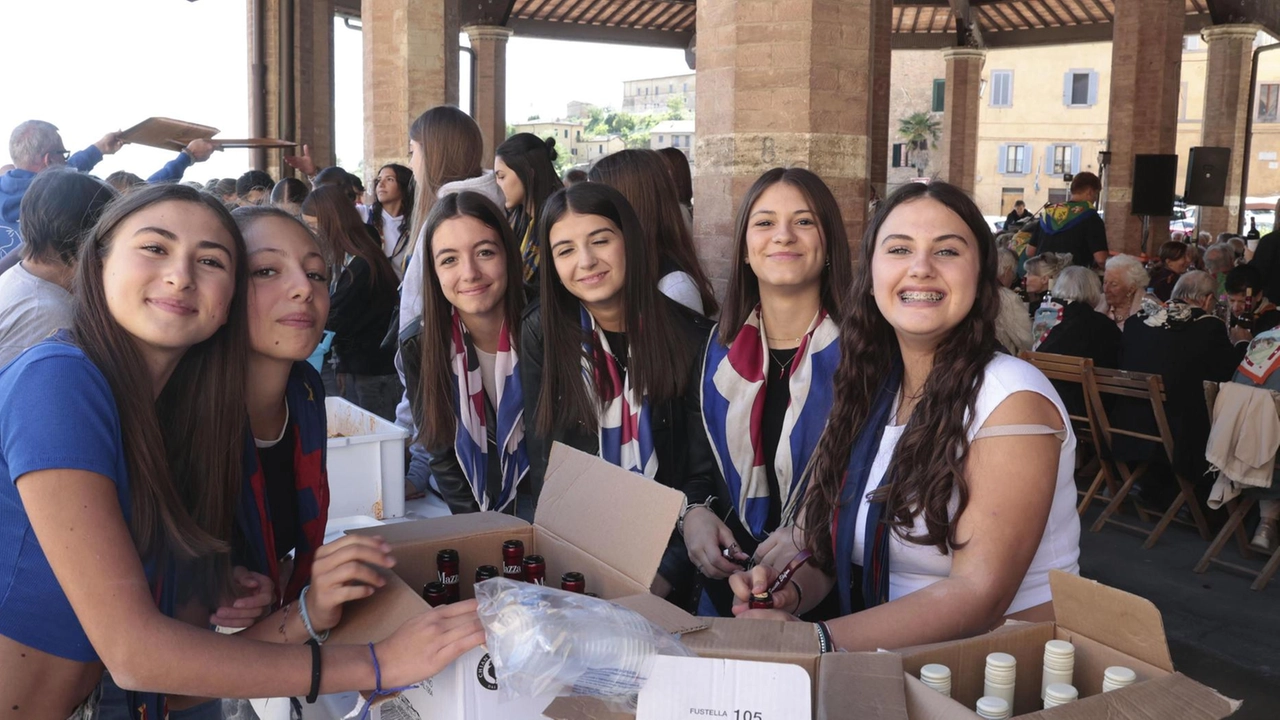 Successo dell’iniziativa delle commissioni solidarietà . Oltre cento ragazzi a servire, musica e poesie più la beneficenza. Un momento speciale che mostra com’è davvero Siena. Successo dell’iniziativa delle commissioni solidarietà . Oltre cento ragazzi a servire, musica e poesie più la beneficenza. Un momento speciale che mostra com’è davvero Siena.