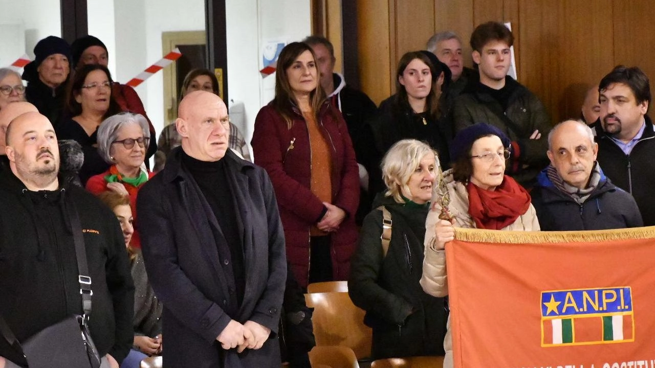 Una protesta in consiglio comunale contro la proposta di dedicare uno spazio pubblico ad Almirante Una protesta in consiglio comunale contro la proposta di dedicare uno spazio pubblico ad Almirante