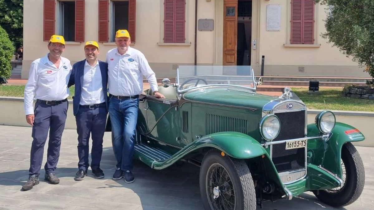 Daniele Ceccatelli, il sindaco Simone Calamai e. Gianni Morandi Daniele Ceccatelli, il sindaco Simone Calamai e. Gianni Morandi