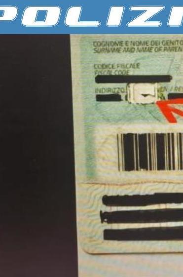 https://www.lanazione.it/image-service/view/acePublic/alias/contentid/MjdkNTAxOWUtNWUwOS00/0/carte-didentita-manomesse-cinque-denunciati-dalla-polizia-e-documenti-tutti-sequestrati.jpeg?f=1.90:1&h=630
