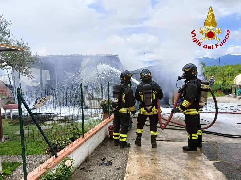 https://www.lanazione.it/image-service/view/acePublic/alias/contentid/MjdkOWZlZmYtNGZlOC00/0/l-intervento-dei-vigili-del-fuoco.jpeg
