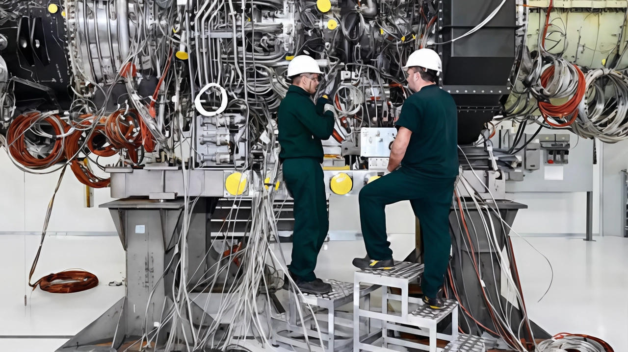 Fase di lavorazione alla Baker Hughes. A sinistra, il manager Alessandro Bresciani Fase di lavorazione alla Baker Hughes. A sinistra, il manager Alessandro Bresciani