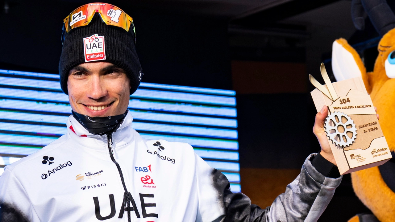 Giro d'Italia 2025, settima tappa: vince Ayuso. Roglic fatica ma torna in Rosa. La classifica