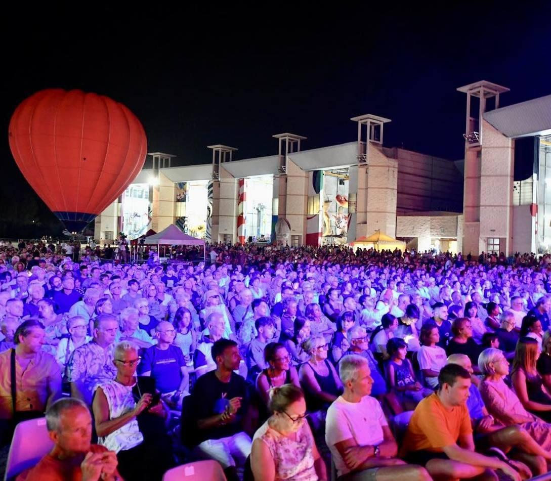 https://www.lanazione.it/image-service/view/acePublic/alias/contentid/MjdlZTRlYmQtZDlmYS00/0/nella-notte-dei-desideri-il-carnevale-si-presenta-svelando-i-suoi-bozzetti-e-anche-il-nuovo-manifesto.jpeg?f=1.91:1&w=1200