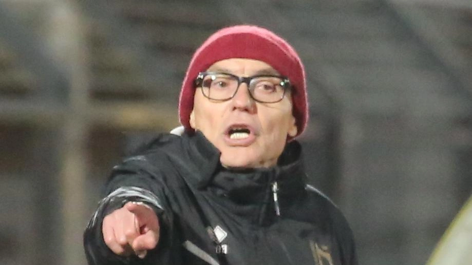 Leonardo Menichini, 71 anni, mentre dirige la propria squadra (foto Bongianni per Germogli)