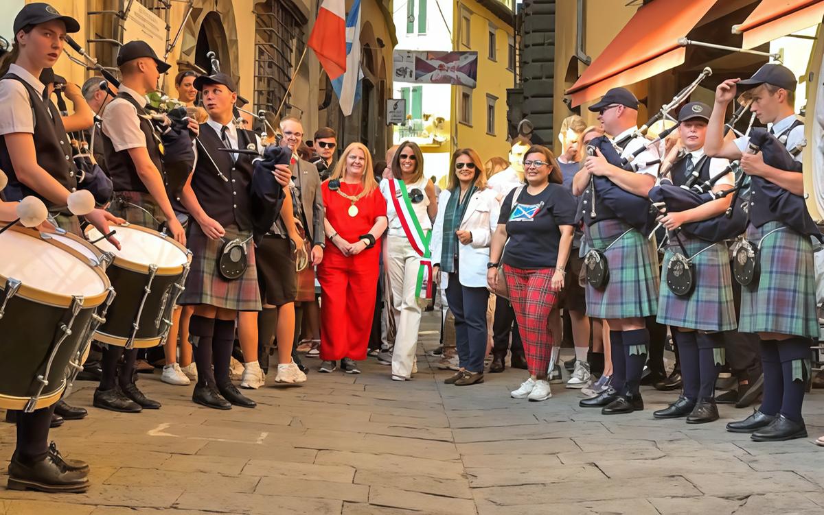 https://www.lanazione.it/image-service/view/acePublic/alias/contentid/MjdmMGUyYWMtYjJlZi00/0/barga-scot-ringrazia-gia-al-lavoro-per-il-2026.jpeg?f=1.90:1&w=1200