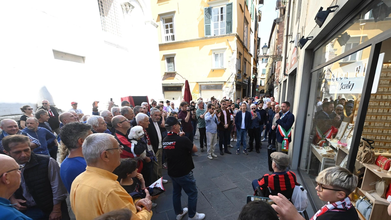 La Lucchese festeggia 120 anni con una mostra storica e il supporto dei tifosi, nonostante le sfide societarie. La Lucchese festeggia 120 anni con una mostra storica e il supporto dei tifosi, nonostante le sfide societarie.