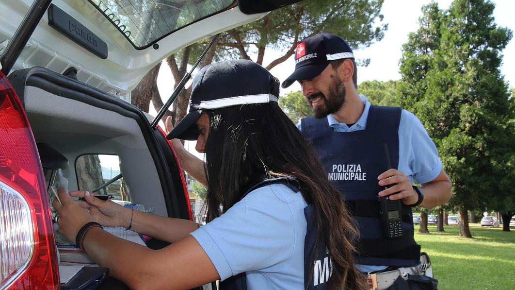 Cattivi odori, le proteste. Nuovo allarme a Treggiaia. Sopralluogo dei vigili Cattivi odori, le proteste. Nuovo allarme a Treggiaia. Sopralluogo dei vigili
