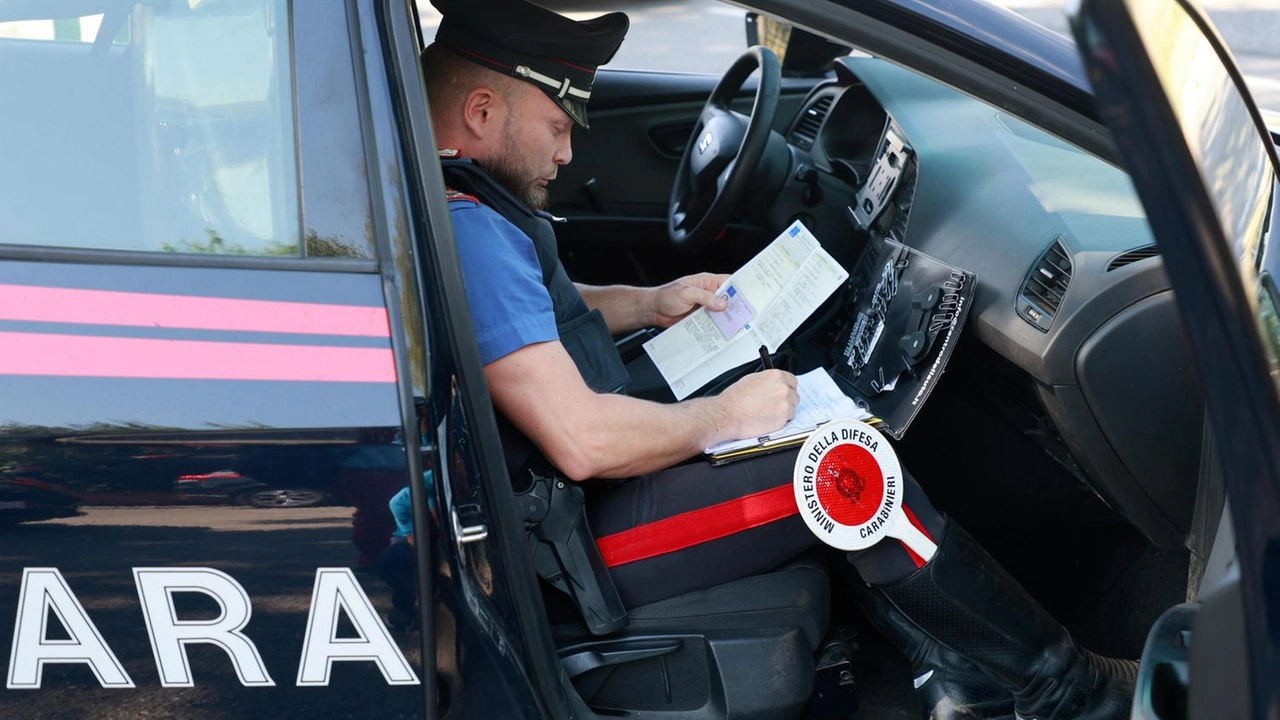 Due notti vissute ad alta tensione, dopo l’episodio del lancio di tegole . La Lega ha sporto denuncia ai carabinieri: "È sempre lo stesso uomo". .