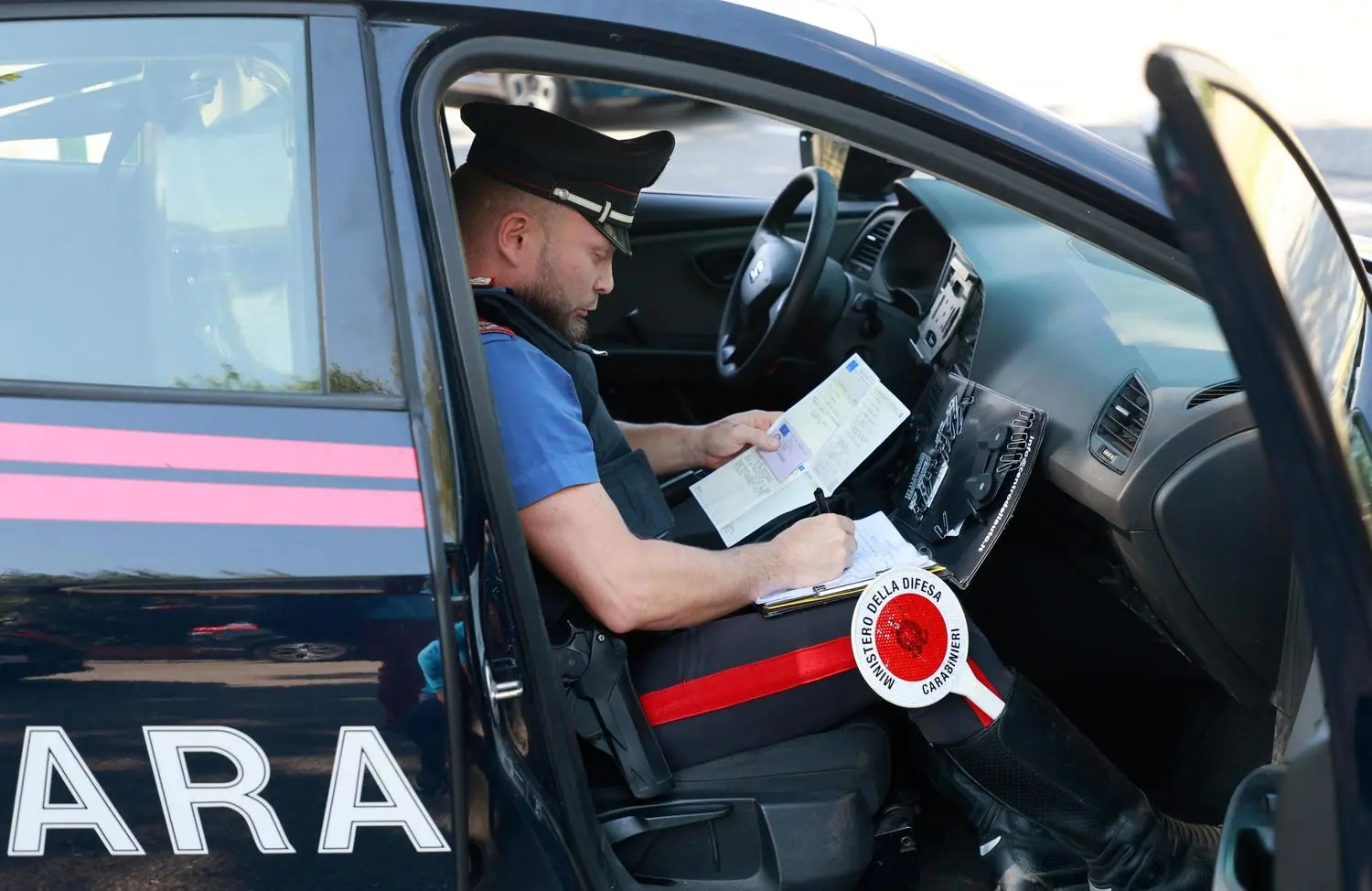 Caos a Castelfiorentino, dà in escandescenze in centro: "Si è buttato contro un’auto"
