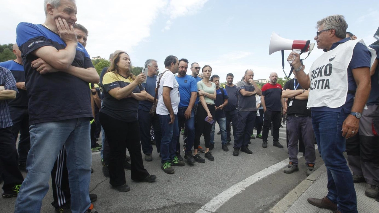 Oggi l’incontro allo stabilimento di viale Toselli, in definizione le procedure per chi intende andarsene. Attesi aggiornamenti anche sul futuro. Martini, Uilm: "Noi coinvolti nel dibattito sul futuro del polo".