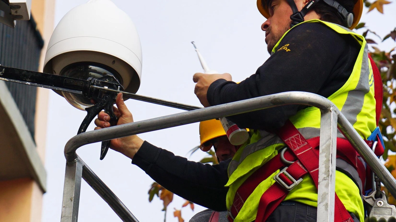 Non solo maggiori controlli (anche notturni), ma anche occhi elettronici per monitorare il territorio. Dovrebbero arrivare a ottobre i... Non solo maggiori controlli (anche notturni), ma anche occhi elettronici per monitorare il territorio. Dovrebbero arrivare a ottobre i...