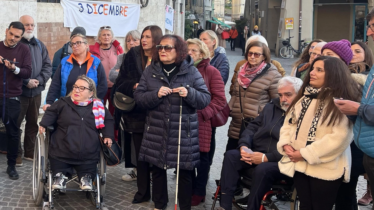 Il Comune ha inaugurato l’opera di colore bianco nel Parco Signori. La Provincia ha esposto il vessillo nel Palazzo Aldobrandeschi. Il Comune ha inaugurato l’opera di colore bianco nel Parco Signori. La Provincia ha esposto il vessillo nel Palazzo Aldobrandeschi.