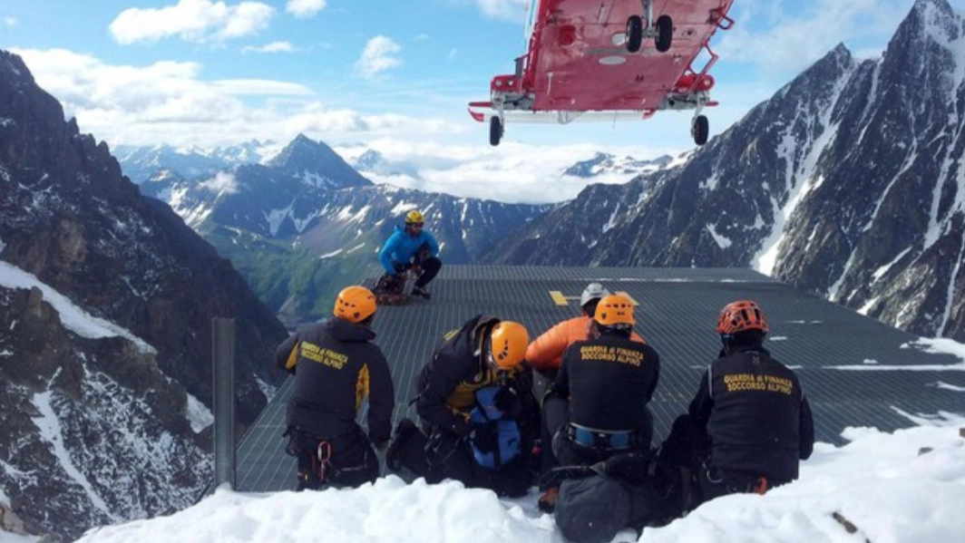 Militari della Stazione di soccorso alpino della guardia di finanza (foto repertorio Ansa)