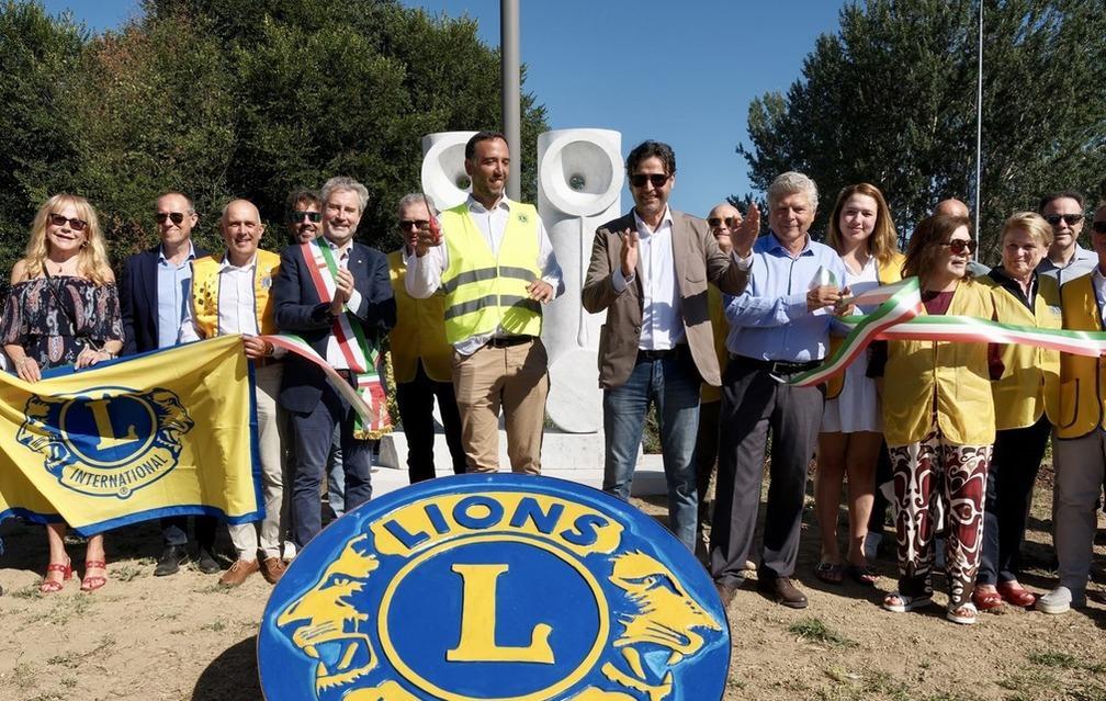 https://www.lanazione.it/image-service/view/acePublic/alias/contentid/Mjg1NjI4OGMtNjEzNi00/0/inaugurate-due-sculture-del-maestro-ogata-larte-vive-sulle-rotatorie-di-san-vito.jpeg