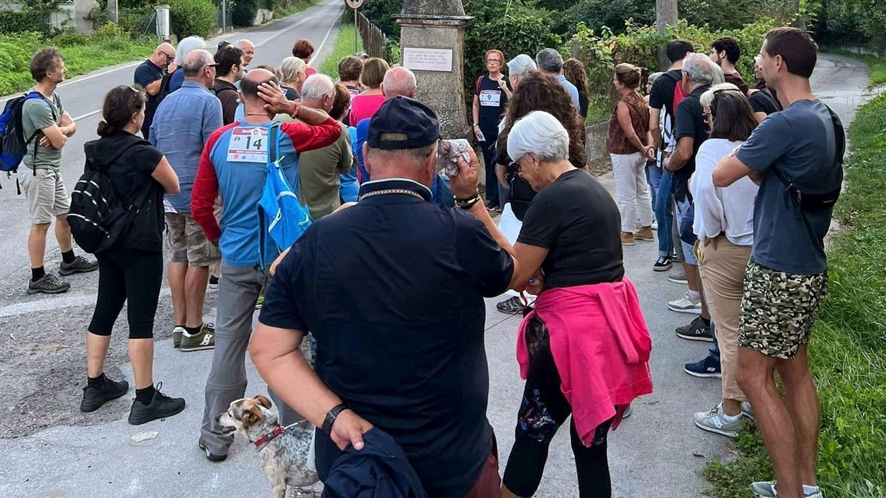 Una coinvolgente passeggiata tra le bellezze di Valdicastello domenica con la 2° “Marcia della Poesia” la Giornata delle famiglie al... Una coinvolgente passeggiata tra le bellezze di Valdicastello domenica con la 2° “Marcia della Poesia” la Giornata delle famiglie al...