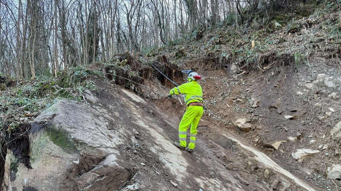 Un operaio a lavoro su uno dei grossi smottamenti che hanno duramente colpito il territorio della Val di Forfora nei giorni scorsi e hanno creato disagi ai residenti e al commercio Un operaio a lavoro su uno dei grossi smottamenti che hanno duramente colpito il territorio della Val di Forfora nei giorni scorsi e hanno creato disagi ai residenti e al commercio