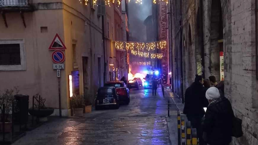Le fiamme alte in via Bartolo Le fiamme alte in via Bartolo