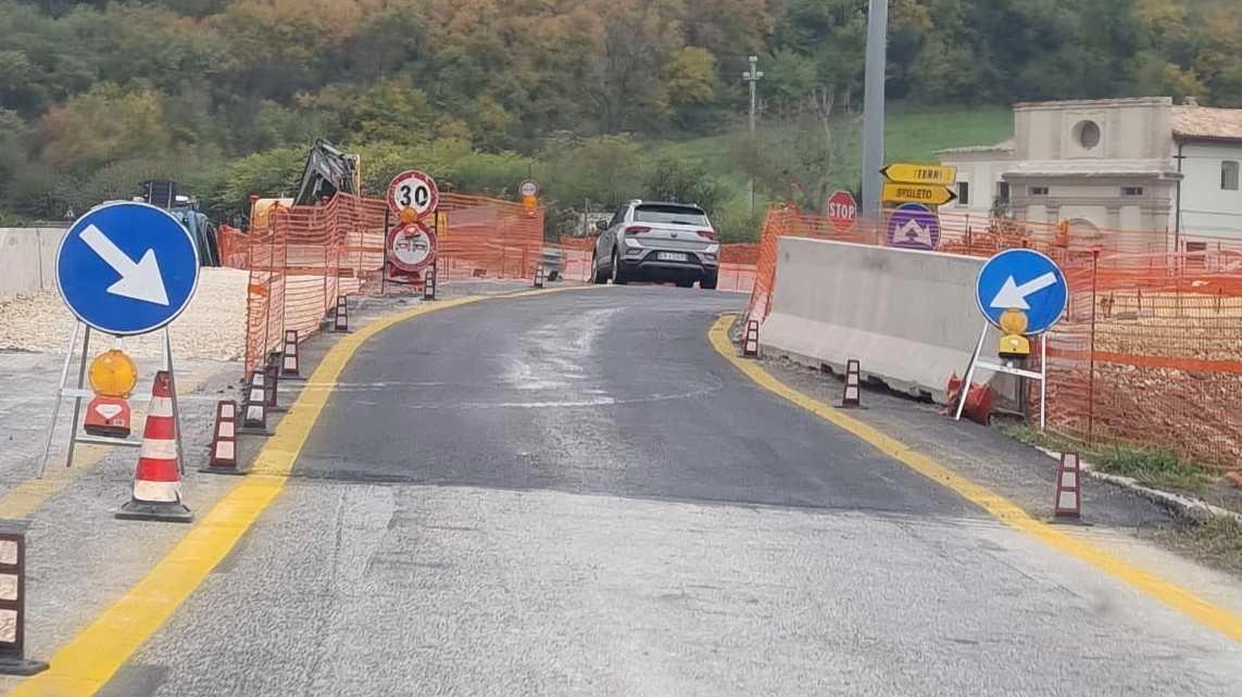 Lavori in corso allo svincolo Sud della strada statale “Flaminia“ per la realizzazione di una rotatoria che dovrebbe “gestire“ al meglio il traffico lungo la trafficata arteria Lavori in corso allo svincolo Sud della strada statale “Flaminia“ per la realizzazione di una rotatoria che dovrebbe “gestire“ al meglio il traffico lungo la trafficata arteria