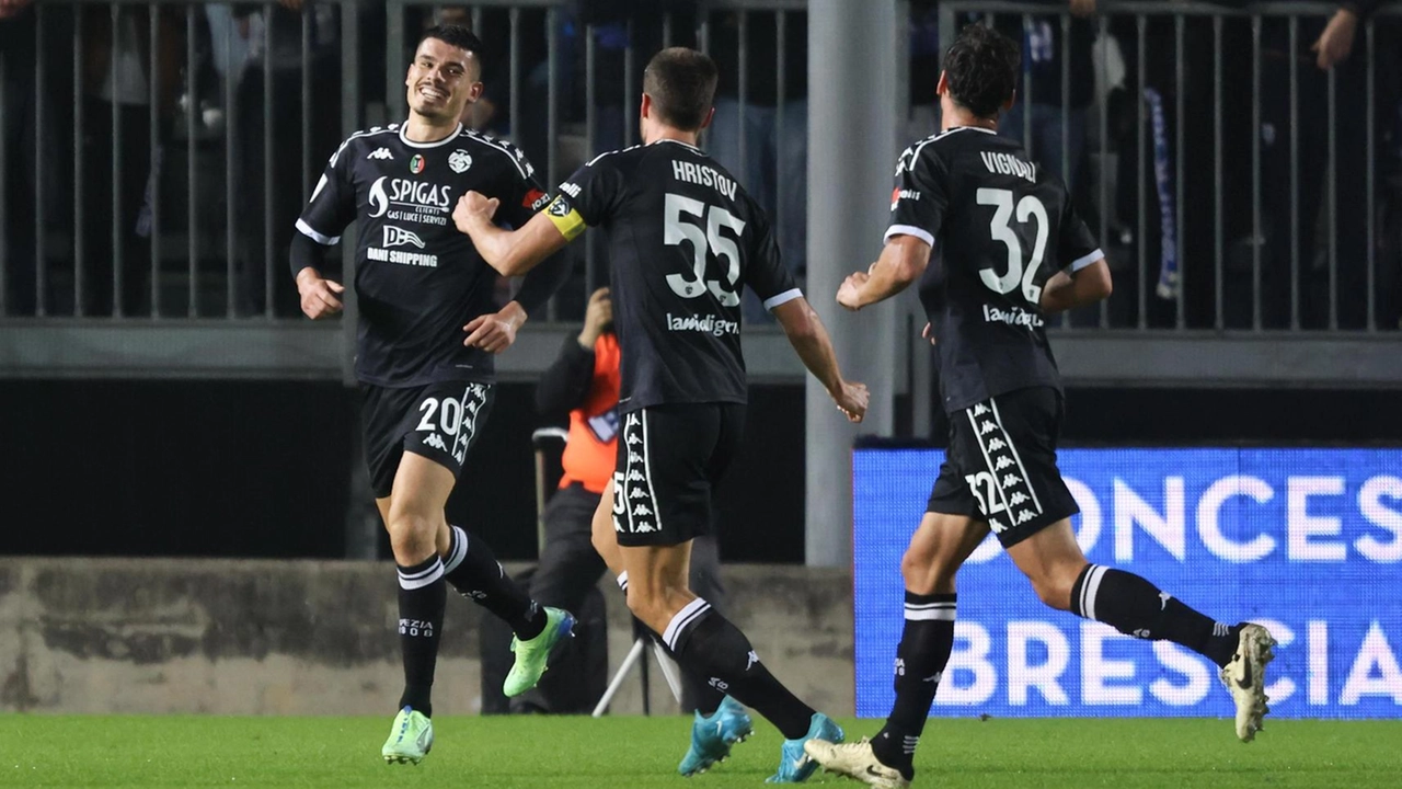 I giocatori dello Spezia esultano subito dopo il gol di Di Serio I giocatori dello Spezia esultano subito dopo il gol di Di Serio