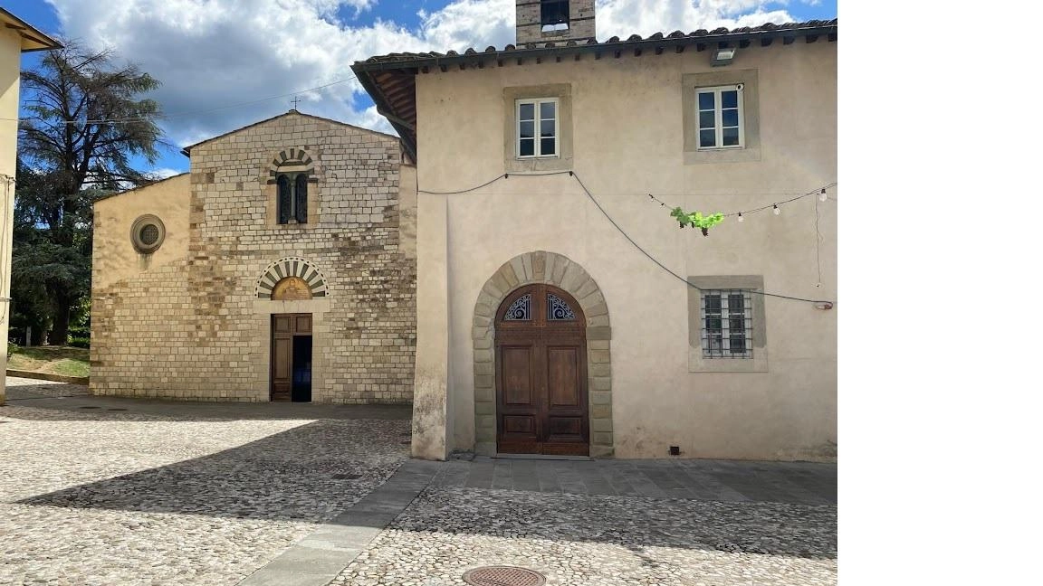 La Badia di San Salvatore a Vaiano. La piazza antistante (intitolata ad Agnolo Firenzuola) domani ospiterà. lo spettacolo «Notti di luna, di poeti e di vagabondi» La Badia di San Salvatore a Vaiano. La piazza antistante (intitolata ad Agnolo Firenzuola) domani ospiterà. lo spettacolo «Notti di luna, di poeti e di vagabondi»