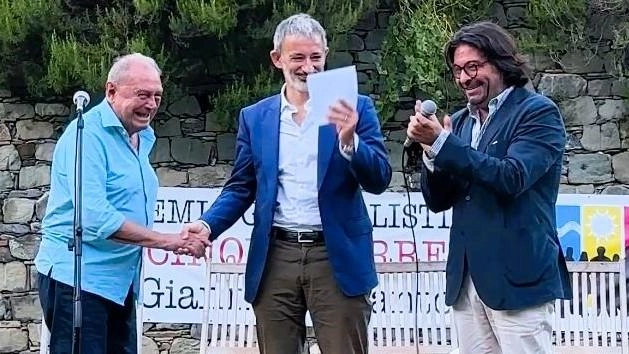Da sinistra Luigi Grillo, Pietro Senaldi e Francesco Del Vigo durante la cerimonia di consegna del Premio giornalistico Cinque Terre Da sinistra Luigi Grillo, Pietro Senaldi e Francesco Del Vigo durante la cerimonia di consegna del Premio giornalistico Cinque Terre